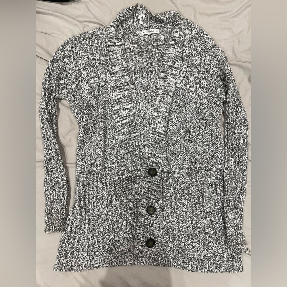 Abercrombie Women's Black and White Knit Sweater